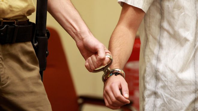 Caso de estupro coletivo reacende discussão sobre maioridade penal na Alemanha