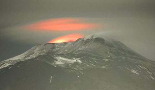 Maior vulcão da Europa entra em erupção criando espetáculo de 'fogos de artifício' 