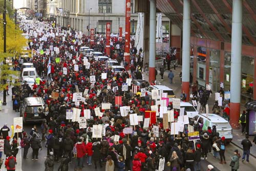 Professores em greve tomam as ruas de Chicago, nos EUA