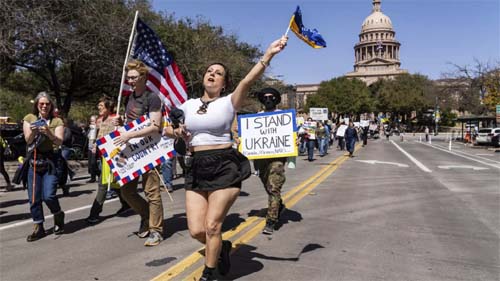 Manifestantes pró-Ucrânia saem às ruas durante discurso de Trump no Congresso