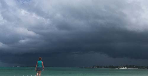 Tempestade Humberto chega às Bahamas após devastação deixada pelo furacão Dorian