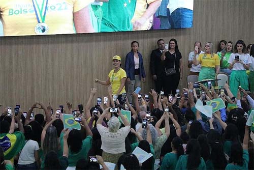 Evento com Michelle Bolsonaro e senadora Damares Alves atrai milhares de pessoas à igreja na Serraria