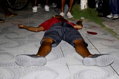 Tiros, correria e morte perto de igreja 