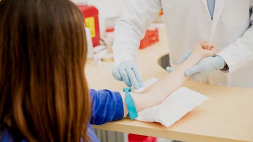 Com pânico de HIV e doenças, jovens evitam sexo e ficam obcecados por exames: ‘Faço todo mês’