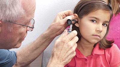 Incidência de otite aumenta 70% no verão; saiba como evitar