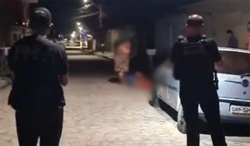 Falsos policiais executam dois homens e deixam mulher baleada na porta de residência