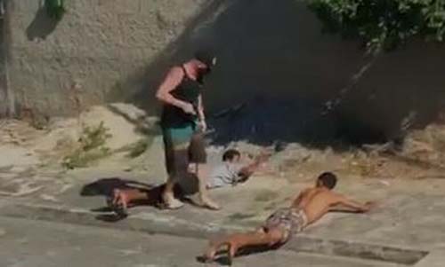 Homem que aparece em vídeo executando jovens em Nova Iguaçu é chefe de milícia na região, segundo a polícia