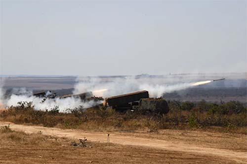 Foguete do Exército disparado em exercício militar cai em plantação em Goiás