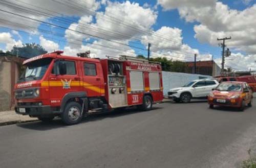 Após explosão, residência pega fogo e assusta vizinhos no bairro Eldorado, em Arapiraca