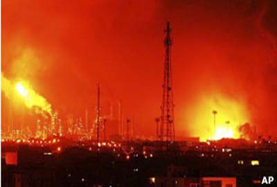 Explosão em refinaria mata dezenas na Venezuela