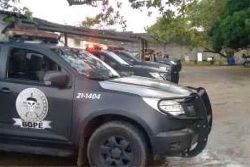 Possível artefato explosivo é removido de carro estacionado na orla de Maceió