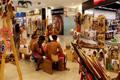 Exposição em shopping leva arte indígena para população de Alagoas