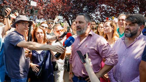Vox defende deportação em massa de até oito milhões de imigrantes e filhos na Espanha
