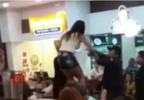 Transexual é expulsa de shopping após protestar por não poder usar banheiro feminino, em Maceió