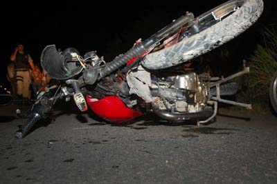Sem capacete, jovem morre em colisão entre motocicleta e carro