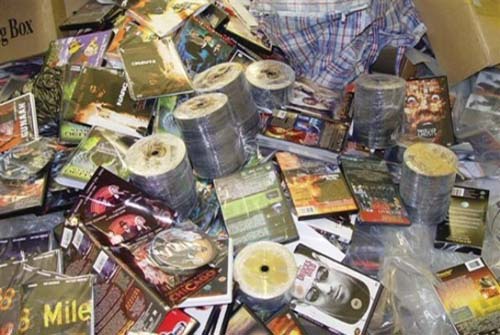 Operação surpresa da polícia estoura fábrica de CDs e DVDs piratas em Arapiraca 