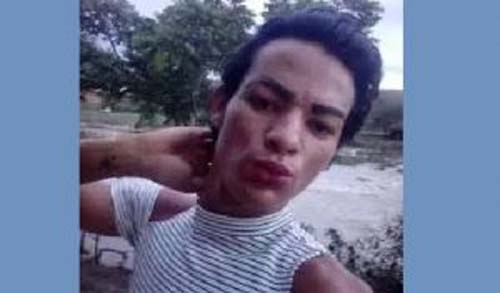 Travesti é vítima de assassinato a golpes de arma branca em festa no interior; suspeitos foram detidos
