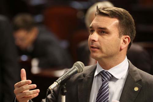 Saques de ex-auxiliar de Flávio Bolsonaro ocorriam após depósitos de valor similar