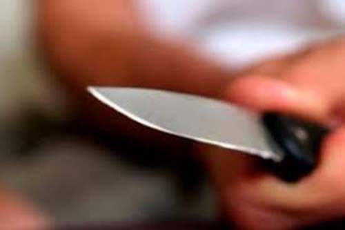 Mulher capota com carro após ser esfaqueada por companheiro em São Miguel dos Campos