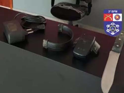 Filho ameaça pai idoso de morte com faca no pescoço para comprar drogas