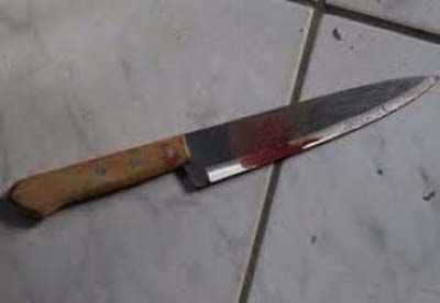 Motivada por ciúmes mulher tenta matar o namorado