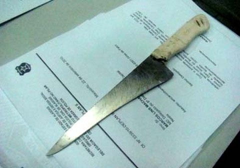 Homem mata irmão a facadas e depois lambe sangue em Maravilha