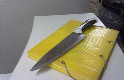 Jovem discute com ex de 15 anos, a arrasta e dá facada em seu pescoço