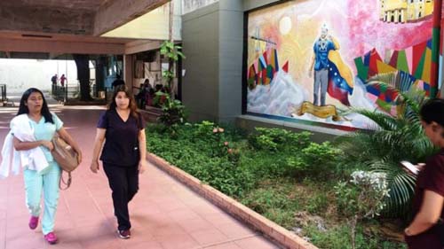 Os profissionais de países vizinhos que aproveitam a crise para economizar estudando em universidades na Venezuela