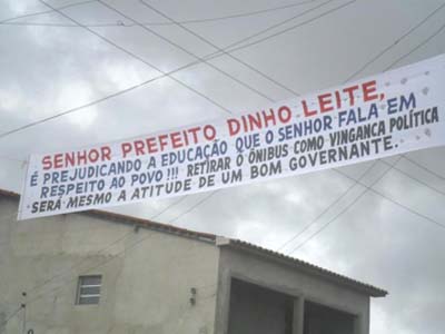 Faixa de rua diz que prefeito de Craíbas está se vingando da população