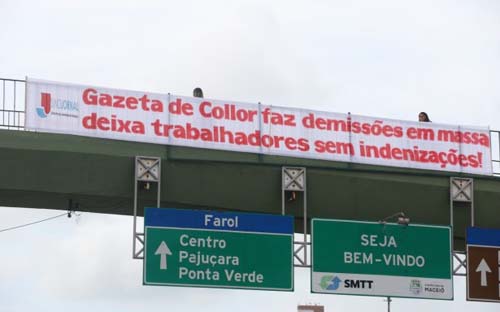 Demitidos da Gazeta de Alagoas usam faixa para criticar Collor