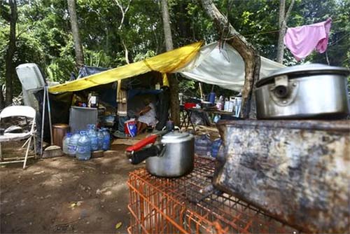 Famílias carentes acampadas em Brasília ficam indiferentes à Copa