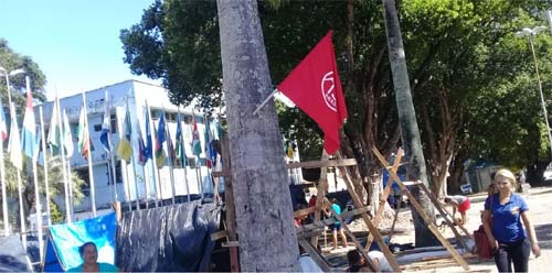 Iteral negocia saída de famílias sem teto da Praça dos Martírios, em Maceió