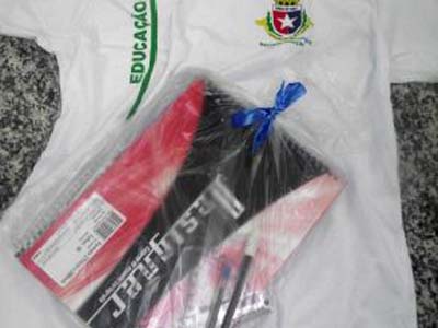 Prefeitura de Olho d´'Água das Flores entrega uniforme, kit de material escolar gratuitos e climatiza salas de aula