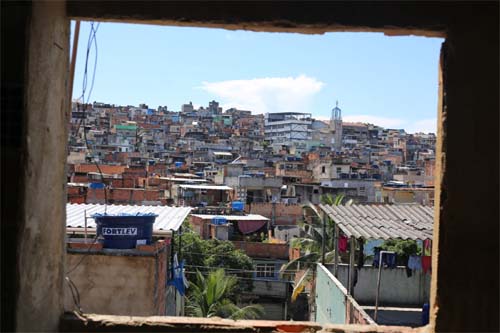 Seis pessoas são baleadas no terceiro dia de confronto no Jacarezinho