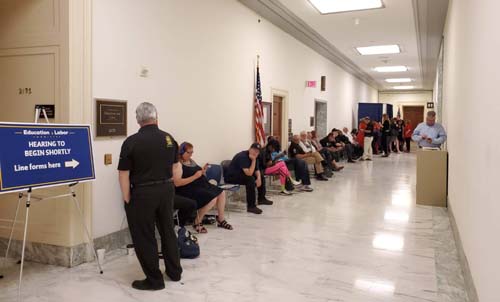 Profissão: fazedor de fila, 48 dólares por hora