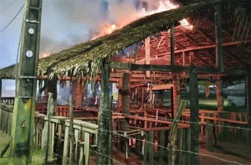 Incêndio criminoso destrói local que funcionava feira de artesanato