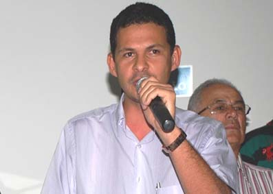 Homens atiram em frente à chácara de prefeito