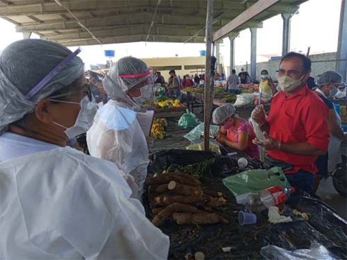 Prefeitura de Messias distribui kit com máscara, touca e luvas aos feirantes; além de trabalho de conscientização