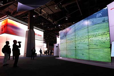 Tradutor instantâneo e TV ajustável são novidades em feira tecnológica