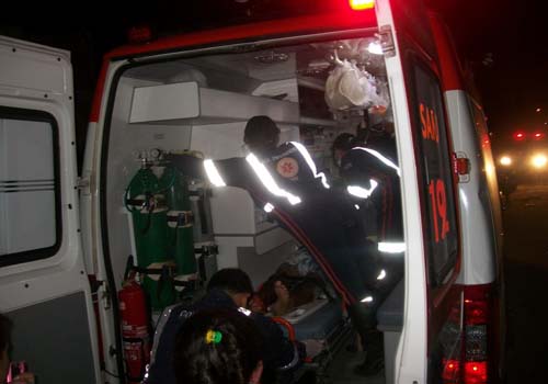 Atentado dentro de carro mata um e deixa jovem ferido