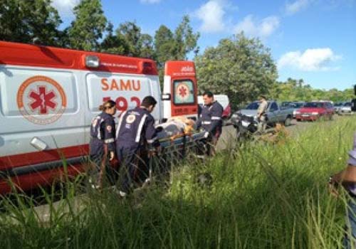 Colisão entre carro e moto deixa dois feridos na AL-220 em Arapiraca