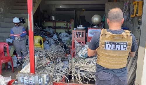 Operação policial desmantela ferros-velhos ilegais em Maceió e prende proprietários por aquisição de cabos roubados