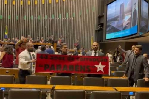 Sessão solene de 44 anos do PT acaba em confusão entre deputados