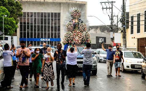 Mesmo sob chuva, católicos reverenciam Nossa Senhora dos Prazeres em carreata