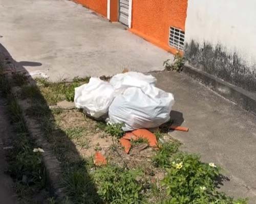 Homem admite ter descartado fetos em lixo após aborto da parceira; polícia inicia investigação