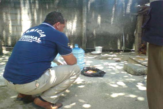 Feto de seis meses é colocado em sacola e jogado dentro de casa