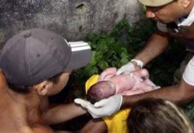 Feto é encontrado jogado nas calçadas de igreja em Jaraguá