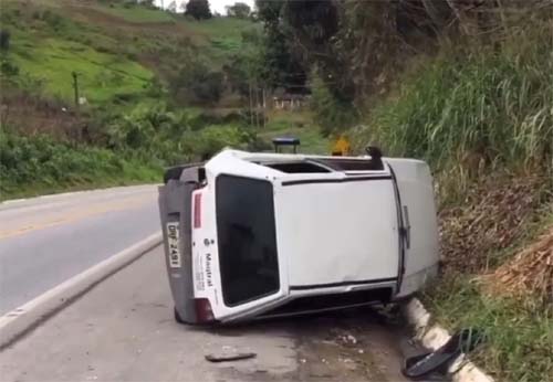 Condutor perde o controle e capota na BR-104