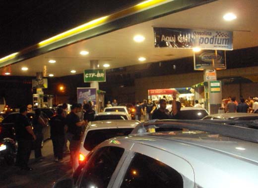 Protesto contra abuso no preço da gasolina mobiliza quase 300 veículos