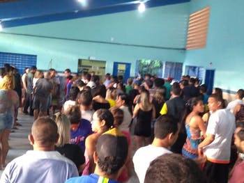 Com horário encerrado, eleitores continuam nas filas para votar em Maceió